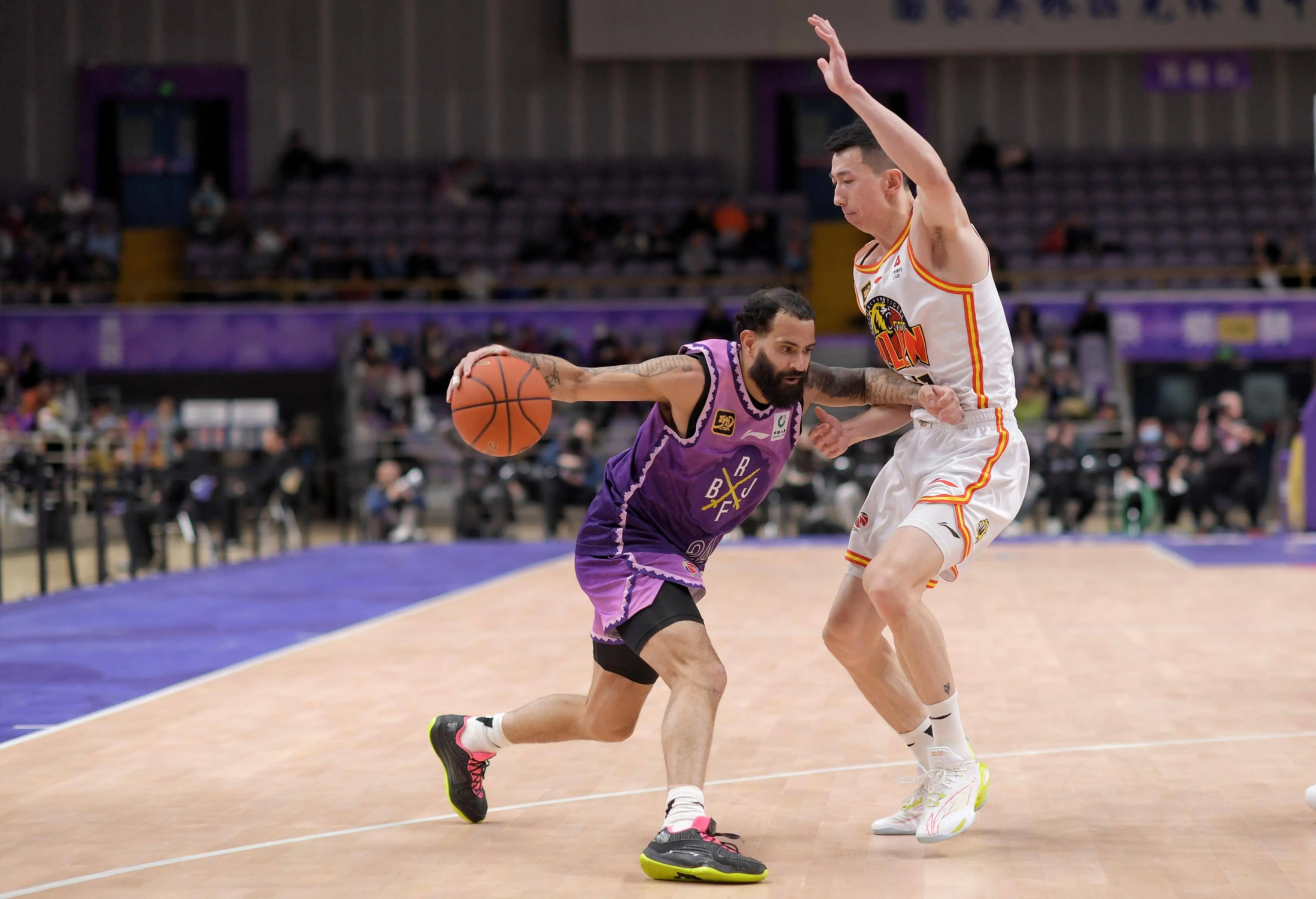 山东男篮训练开放日，今晚豪取连胜引欢呼，中超在即，阵容厚度经受考验(山东泰山中超战绩)