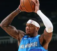 国际比赛日密尔沃基雄鹿调整名单以备社区盾；外线爆发环节打磨；引发热议；控场能力受关注的简单介绍